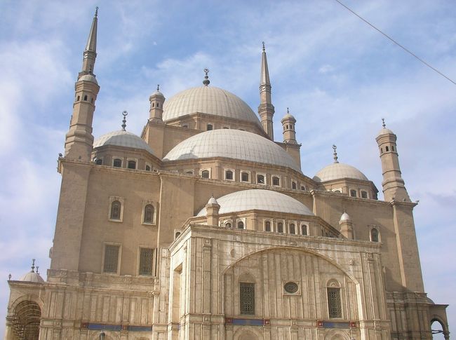 カッコいい!!<br />城壁に囲まれててどっしりでした☆<br /><br />モスク初入場です♪