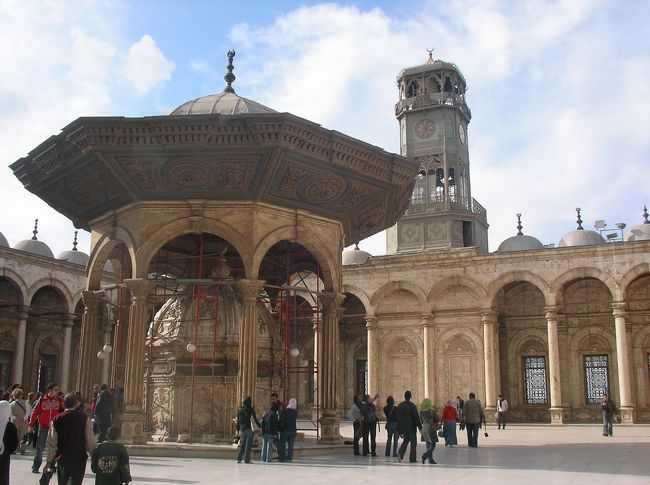 モスクの中庭<br /><br />裸足になります。