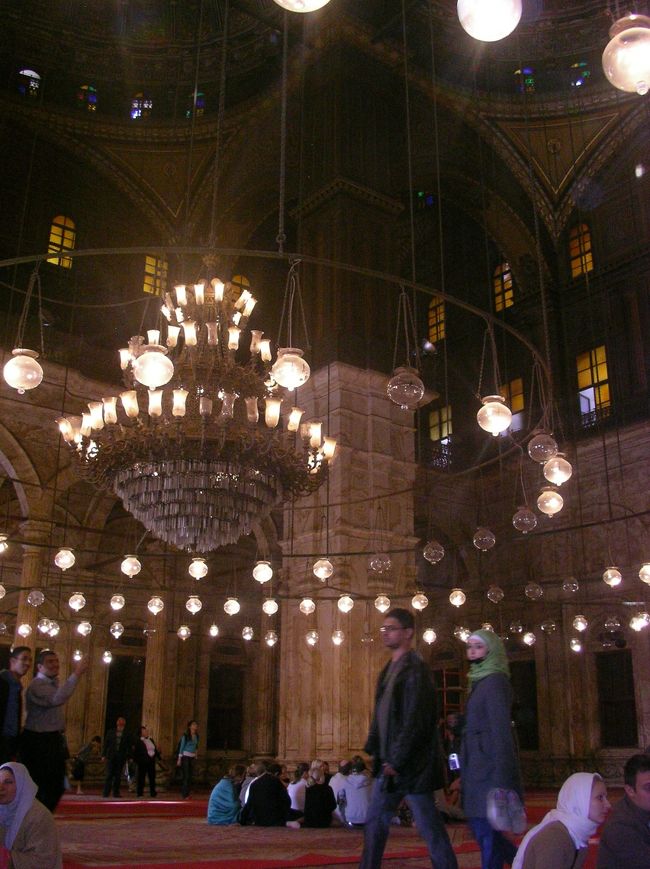 モスクの内部。<br /><br />お祈りする人はあまりおらず、<br />座ってガイドさんの話を聞いてる人が多かったです。