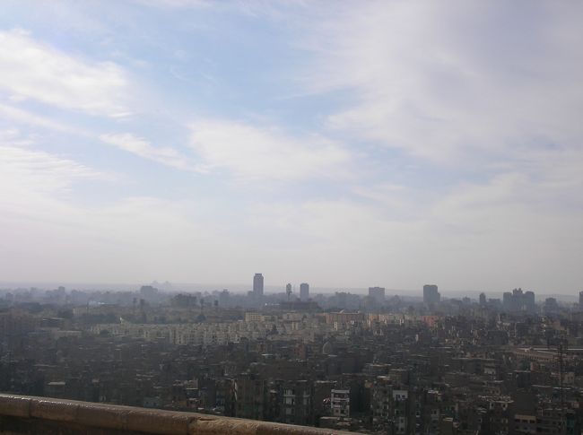 モスクより市内の眺望。<br /><br />左奥にピラミッドが見えます。