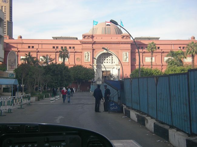 渋滞を抜けて、エジプト考古学博物館へ<br /><br />観光名所のセキュリティﾁｪｯｸは厳しいです！☆