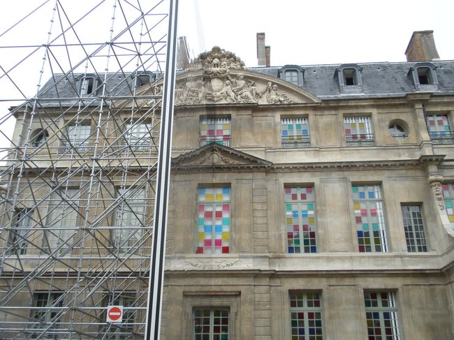 実は半分は鏡なのです。この発想がオシャレ。サレ館（昔の貴族のお屋敷）の門も工事中なのでわかりにくいですが、ちゃんとやってます。