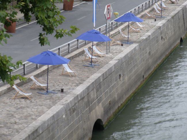 ピカソ美術館から南下してセーヌ川を渡ります。サンルイ島へいく途中。午前中は曇っていたので、日向ぼっこしている人はおらず。