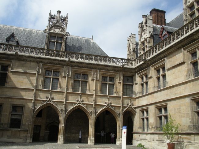 やっと晴れてきました。シテ島で休憩してからずーっとあるいて、クリュニー中世博物館に着きました。ここではオーディオガイドは、パスポートが必要。コピーはダメでした。（ちなみにギメ美術館はコピーＯＫでした。）