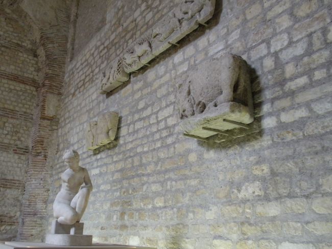 ここでは、今もまだ発掘が続いています。中世の壁の中に展示物も。