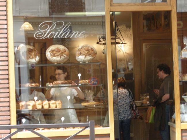 63番バスでサンジェルマンデプレにもどって、古くから続く老舗パン屋さん、ポワラーヌへ。粉も売っていたけど、重いので購入は断念。パンオショコラなど小ぶりのパンを購入。