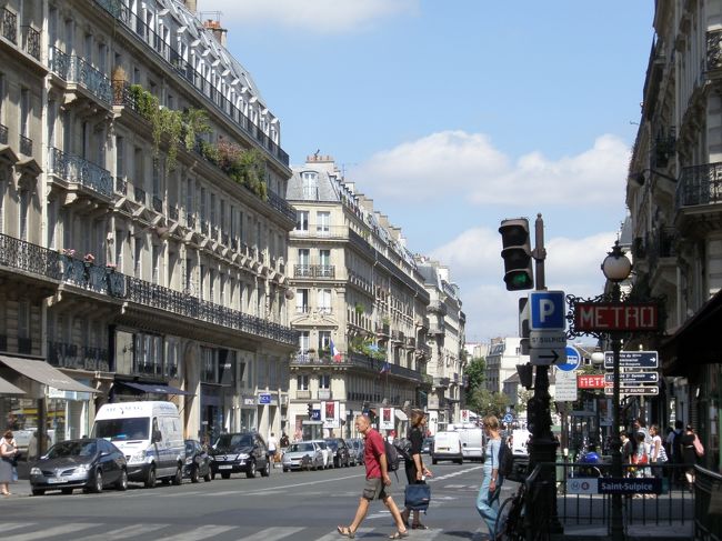 こんどは95番バスに乗り換えて（バス同士なら一時間半以内なら乗り換えＯＫ）マカロンで有名なラデュレでお茶をしに行こう。