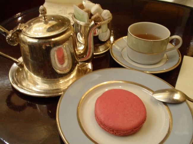 ラデュレ（サロンデテ）内で。普通のマカロンはこんな大きさ。（日本のサイズはミニマカロン）これで12ユーロ。オシャレな時間のために大奮発。この店は、ちょっとアジアチックな内装でした。