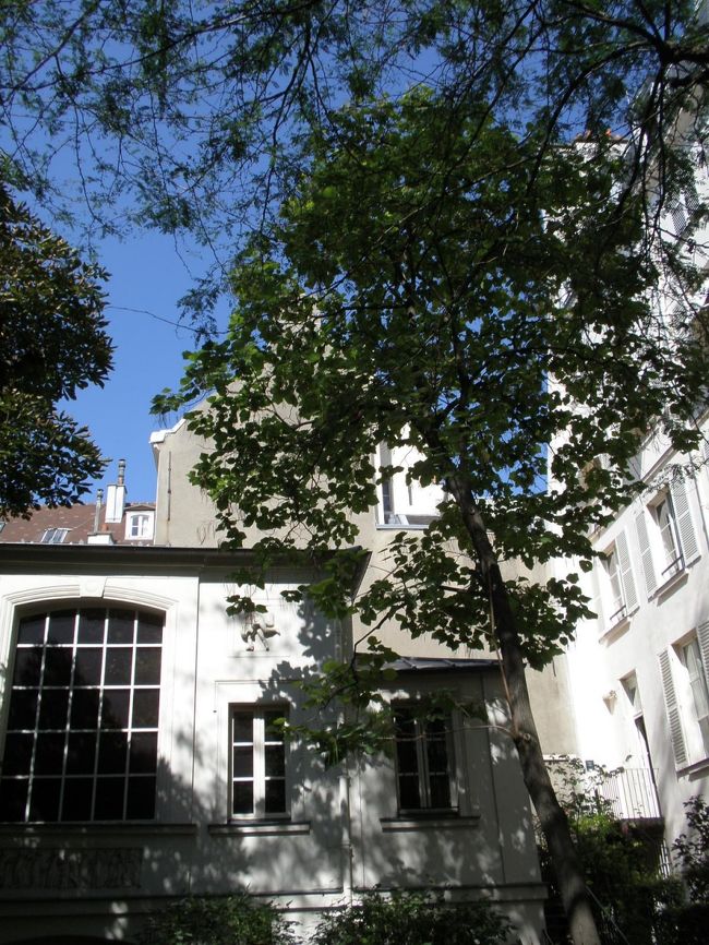 ラデュレの近くにドラクロワ美術館があったのでのぞいてみました。小さい美術館でとてもかわいいです。ここは中庭。ほのぼのします。