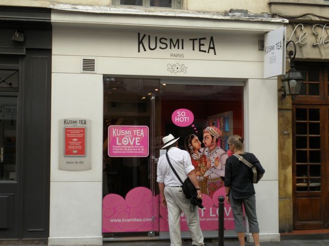 美術館を出て歩いていると、面白いお店が・・・。クスミティー（フレーバーティで有名なロシアンティのお店らしい）。缶がかわいく、缶買しちゃいました。