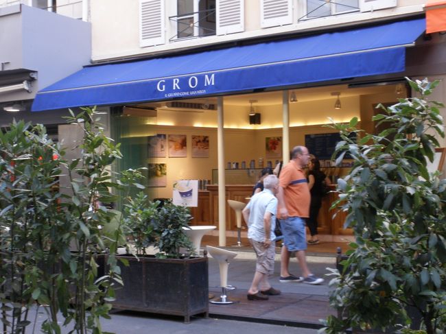 そして、その近くにあったジェラートのお店。クロム。カイエドバリで新しいお店として紹介されていました。店員のおじさんが親切で、お金を払いすぎたら代金の説明して戻してくれたり、立って食べていたら椅子を用意してくれたりととても好印象。高いけどお味もサービスもレベル高い！