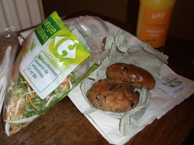 ポワラーヌで買ったパンとモノプリ（スーパー）で買った野菜で夕食です。