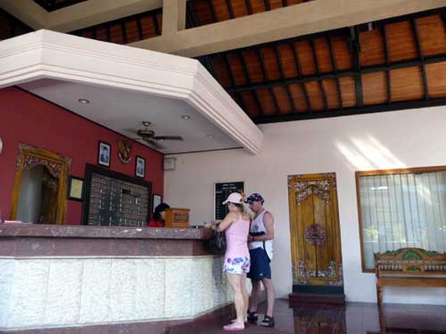 冒頭にも書いたとおり、この日はバリハイビーチクルーズでレンボガン島に渡って<br />海を満喫してきたんだけど、<br />水中カメラ無くして写真があーりーまーせーん(泣)<br /><br />こちらホテルのロビー　え？しょぼい？<br />いやいや部屋はもっとしょぼいからｗｗｗ