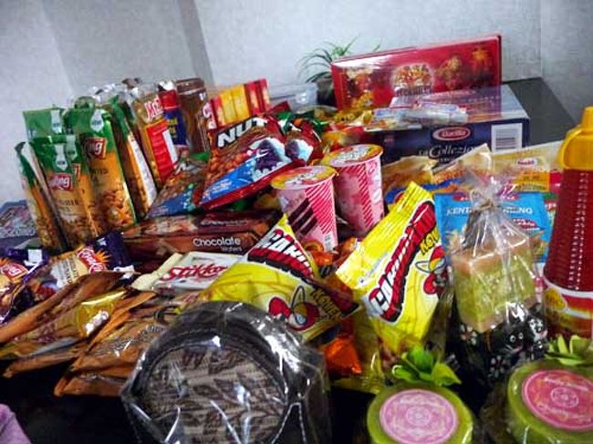 こちらお土産お菓子の山。一部を除いてほとんどが自分たち用ｗ<br />すんごい買い込んだ気がするけど、家に帰って広げてみると、もっと買っておけばよかったーと思ったり。<br /><br />そんなこんなでバリ島旅行記おわりですー