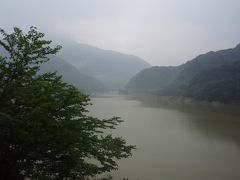 この日はあいにく、小雨が降ったり止んだり・・
でも　カンカン照りより涼しくて良かったかも。
１時間で　丹沢湖を半周しました。