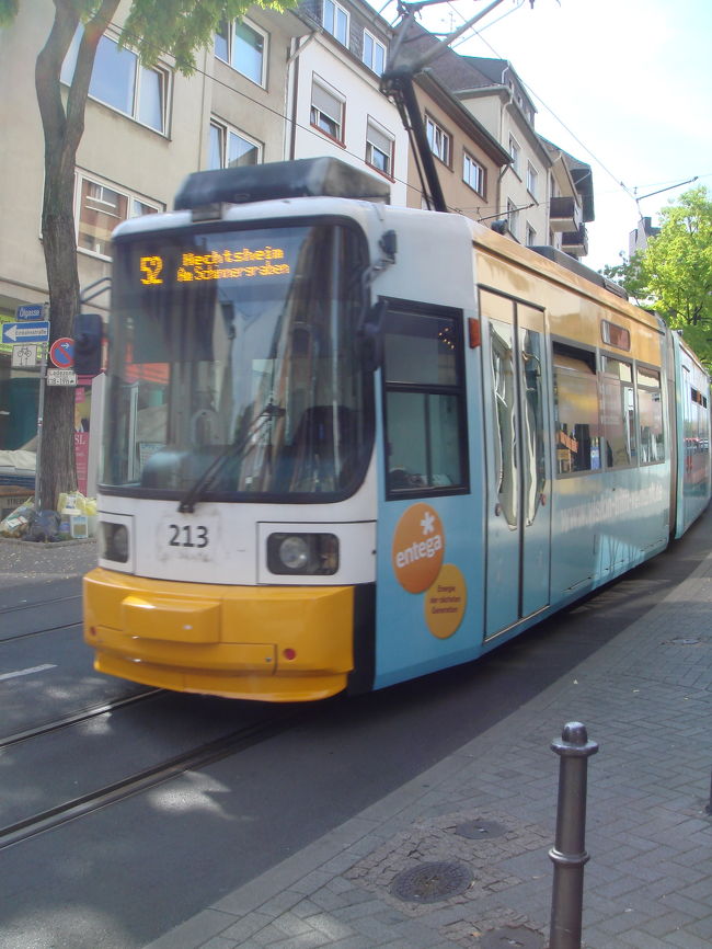 マインツの街を走るトラム。<br /><br />完全に車道とトラムの線路が同じ車線だった。<br />車道の上をトラムが走り、<br />トラムの線路の上を車が走る。<br />日本には無い？よね。<br /><br />日本もこれくらいトラムが普及しちゃえば交通の流れも変わるんじゃないだろうか。<br /><br />坂道を登り、シャガールのステンドグラスがあるザンクトシュテファン教会へ向かう。