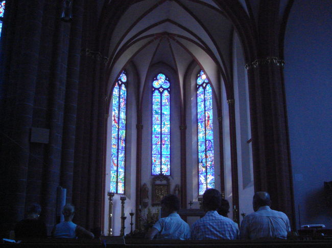 ザンクトシュテファン教会の中。<br /><br />青い！<br /><br />今までの教会とは全く違う印象。<br /><br />シャガールのステンドグラスに思わず見入る。<br />椅子に座ってしばし鑑賞。<br /><br />あまり混んでいなくて、<br />教会特有の神聖さと石造りの建物のひんやり感が、青い光で増幅されている感じ。<br /><br />この後もいくつか教会に行ったけども、<br />今回の旅で行った教会の中でどれが一番印象に残ったかといえば、<br />この教会と答えることにしよう。