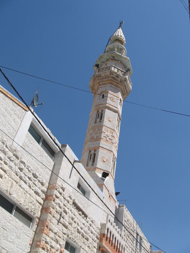 丘の中腹に建つ美しいモスク。