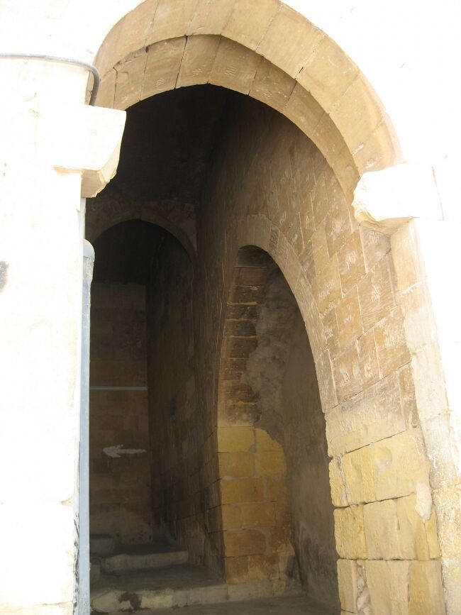 完全に塞がれた右側には何があるのでしょう…