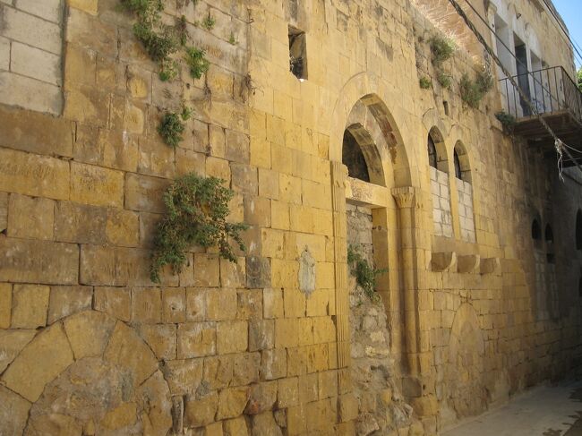 この建物の石の色は、とてもきれいな山吹色をしています。