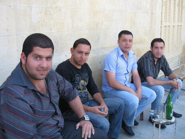 7upで休憩中の方々から撮影の依頼です。<br /><br />声をかけられた瞬間はビクッとしましたが、そのフレンドリーな様子にホッとしました。<br />あの事件がなければ、私もきっと「無垢な人々との…」などと思えただろうに。