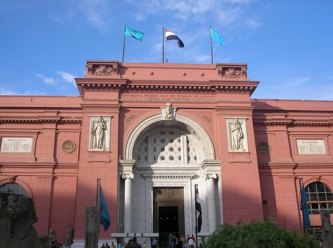 考古学博物館の内部ではカメラ撮影は禁止で、入り口でカメラを預けました。<br /><br />ツタンカーメン見たり、ミイラ室も別料金払って見学しました。