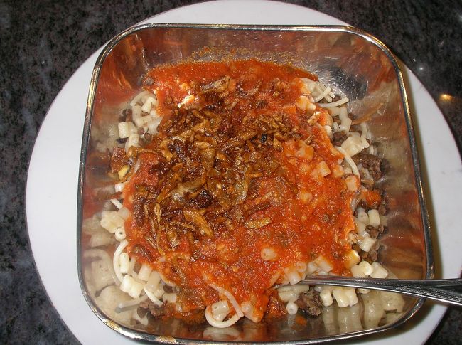 コシャリは、お米とパスタとマカロニの上にトマトソースがかかった、日本で食べるミートスパみたいでした。普通に美味しかったです♪１００円ぐらい☆