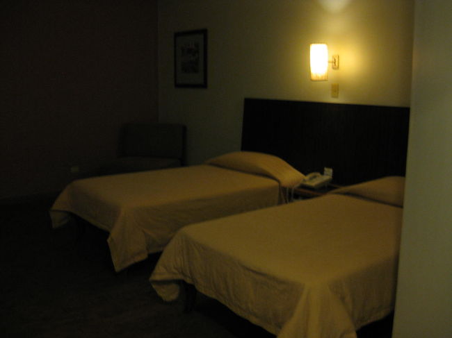 グアム・プラザ・ホテル<br /><br />眺望指定なし・部屋指定なしの格安ツアーを選んだので、部屋には全く期待していませんでした。<br />チェックイン後「２階です」と案内された部屋は、ラッキーにもコネクティング・ルーム！<br />ＯＨ！<br />やっぱり、グアムも旅行客が減少していて比較的すいているのかも。<br />しかしながら、眺望は・・<br />このホテルの中でも一番景色の悪い部屋？。<br />部屋のある階の一番低い階で、奥まったところ、<br />トラック搬入口のすぐ真上、職員通路のすぐ真上、<br />ここ、完全なる裏口ですね。(-"-)<br /><br />思っていたより室内は広くてきれい。<br />格安だもの、コネクティングだもの、文句は言いませ〜ん！<br />