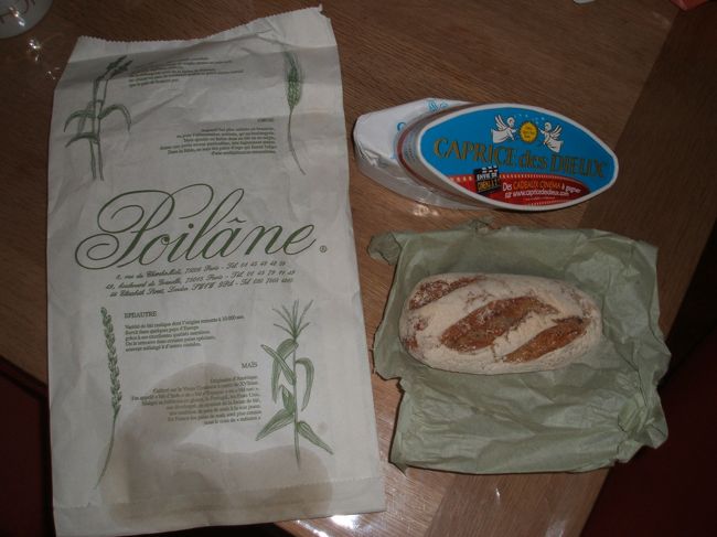 しかし、翌日は６区のシェルシェミディ道りの”ポワラーヌさん”パンを購入。期待を裏切りません。ここは、カンパーニュや、ショソンオポム、タルトオポムが有名ですが、どれもはずしません。