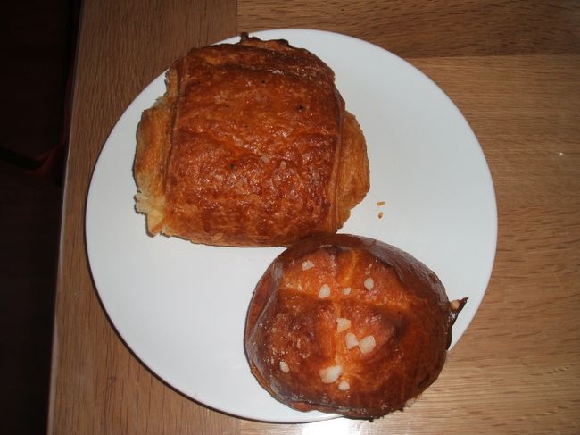 パリに到着はいつも夕方なので、アパルトマン近くの、ボンマルシェ、グランエピスリーもぎりぎりでお買い物になります。（夜９時まで）なので、パンはいつも残り物・・・。