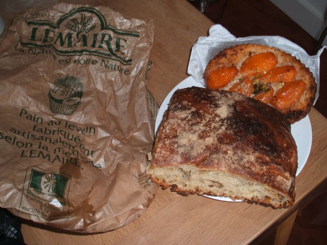 １０区にある、”デュ　パン　エ　デ　ジデ”です。今回はこのパン屋さんは、どうしても行きたくて楽しみにしていました。訪れたパン屋さんの中でも一番活気にあふれて人気があったきがします。場所は比較的観光では行きにくいかも知れませんが時間が会ったら是非行ってみてください。お店のお姉さん（？）も非常にテキパキと愛想が良く、好印象です。