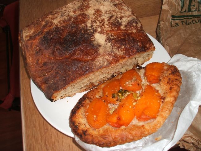 ”デュ　パン　エ　デ　ジデ”です。この大きい方が、名物”パン　デ　ザミ”（お友達パン）です。大きすぎで一人で食べきるには難しいのですが、とにかく中が弾力ありのモチモチで絶品です。外の皮も微妙に硬く、ふんわり香ばしく焼けた香りもします。<br />アプリコットはついでに買ってみたのですが、こちらも絶品。生地のやわらかさ、厚さ、アプリコットのフレッシュさがすばらしいです。日本で待ってる家族にも食べさせたかったです。