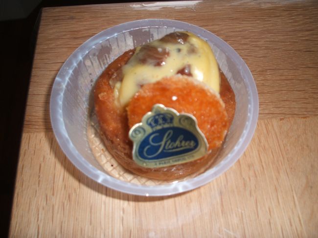 パンではないのですが、２区、マルシェ　モントルグイユにある、ババ　オ　ラム（サバラン）で有名なストレールのものです。ちょっと写真がぼけていて申し訳ないのですが、甘党の方にはお薦めです。個人的には、もう少し甘みを抑えても良いような気がします。でもこの、通り、”マルシェ　モントルグイユ”は非常に活気あふれていて、フルーツなどもたくさん売っていて散歩に最適です。出口付近にスタバもあるので通りに面した店で、休むには気が引ける人にはこの空いているスタバがお薦め。ちなみに先ほどのエリックカイザーの店はスタバの斜めにあります。