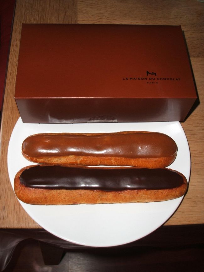 またまた、日本でもおなじみの”ラ　メゾンデュ　ショコラ”のエクレアです。日本未販売ですが、私は、エクレアは、ここのものが一番美味しいと思います。写真はコーヒーとチョコです。とにかく中のクリームがプルプルしていてコクがあり、なぜ日本で作られないのか不思議でなりません。一気に４本くらいいけそうです。