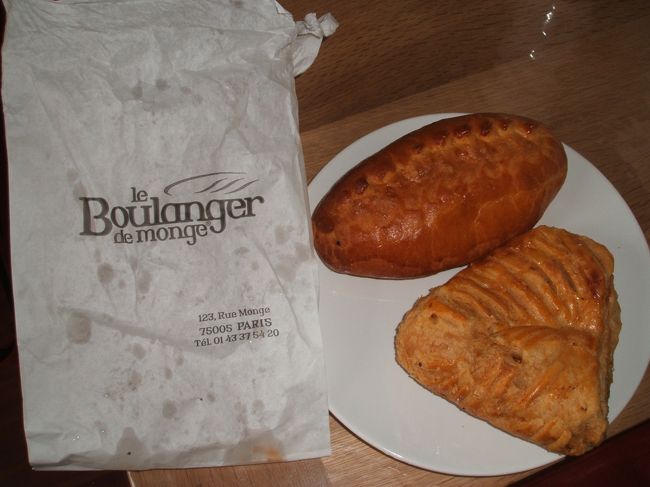 パリでもおなじみの５区”ル　ブーランジェリー　ドウ　モンジュ”のパンです。夕方には、やはり活気あふれて、並んでいます。ショソンオポム（右）はパリパリです！