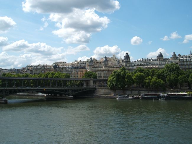 ここでパリらしくセーヌ河の様子です。ビルアケムの橋です。ここからグルネル橋まで、白鳥の散歩道でつながっています。意外とのんびりできます。