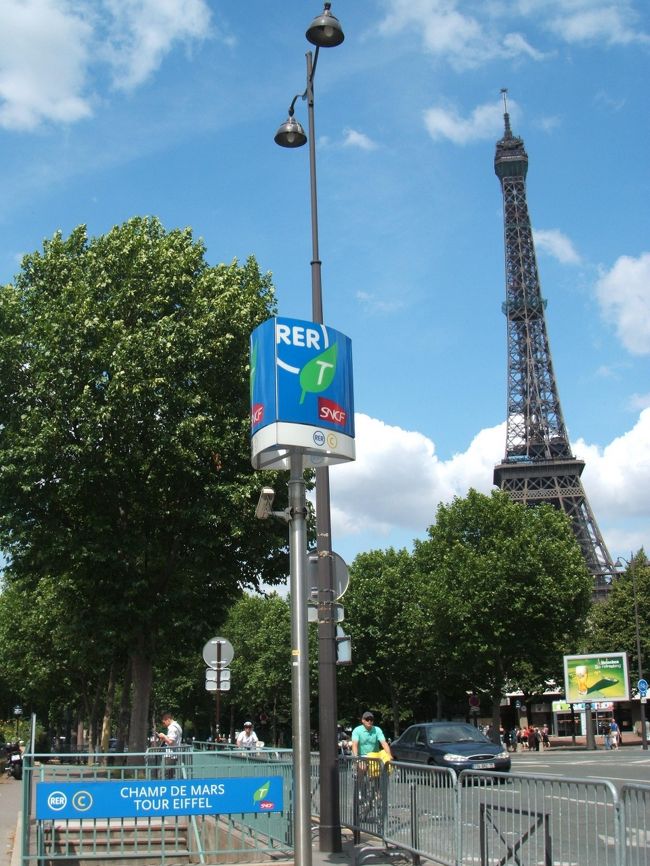 公園が有名なシャンドマルスのRERの入り口です。