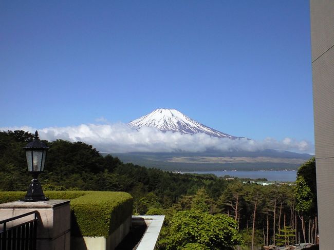 富士山と山中湖のコントラスト。 
