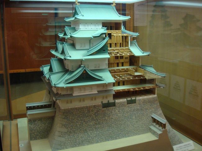 名古屋城って、再建されたんだって知っていましたか？<br /><br />私は、勉強不足で知りませんでした。<br /><br />しかも、しゃちほこも再建ものだそうです。