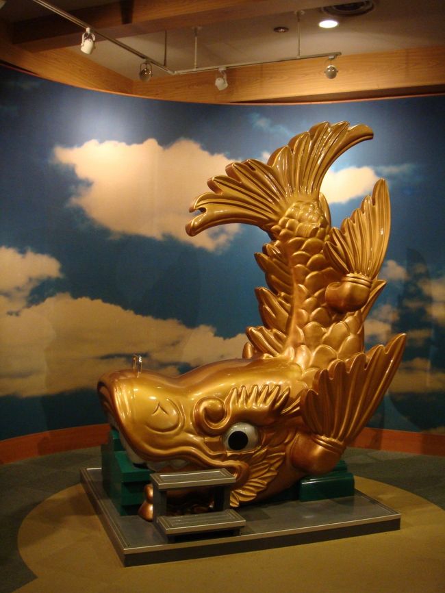 このしゃちほこ。。。<br />だいぶ大きくって、私は乗って写真を撮ってきました。<br /><br />その写真はさすがに恥ずかしいので自粛させていただきました(^_^;)