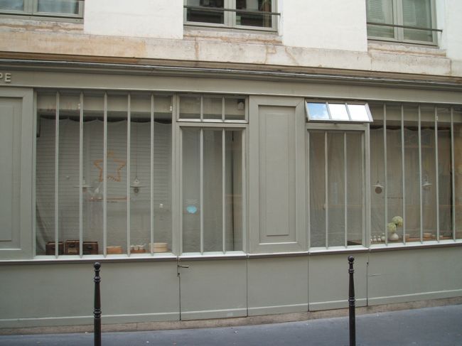 今回、発見した素敵なお店”ル　プティ　アトリエ　ドウ　パリ”です。３区にあります。この日は閉まっていたのですが外からお店の写真を撮って見ました。<br />お店の中は落ち着いた雰囲気で、作品が丁寧に並べられています。