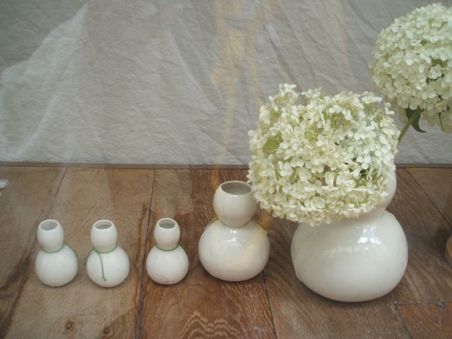 花瓶です。お花を飾らなくてもそのままで素敵です。ガラス越しに撮ったので少し写りが悪くてすいません。