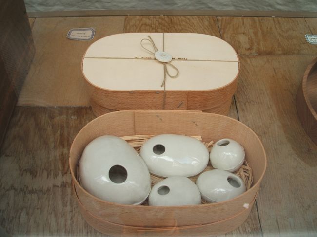 花瓶です。これはセットで箱との組み合わせが素敵なのですが、重くてもって帰るのがと言う方には、個別でも売っています。私は大きいものを一つ購入してみました。