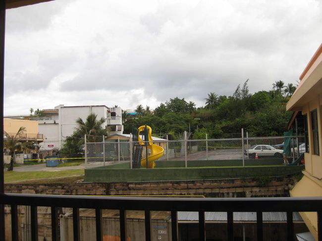 2009.08.21<br /><br />コレ、眺望・・・<br /><br />この真下が従業員通用口。<br />搬入口、そして搬出口。<br />・・・。