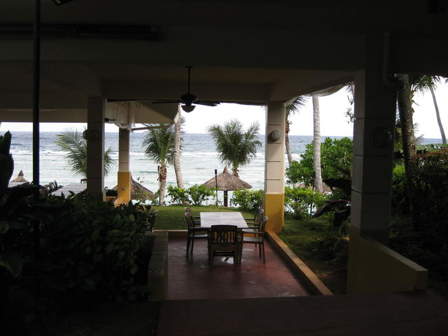 バスはジャングルを抜けてヤシの木いっぱいのビーチへ。<br />ココパームガーデンビーチ到着。<br />雨は降っていませんでした。うす曇り。<br />カンカン照りよりはいいかも。<br />ウェルカムドリンクを飲みながら座って説明を聞きました。いざ海へ〜〜。