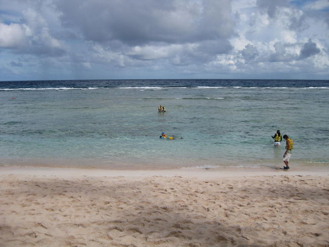 お魚いっぱい！！シュノーケリングに夢中！<br /><br />魚のえさのソーセージは２＄でした。<br />子どもたちは、やっぱりちょこちょこっと<br />お魚に指を噛まれたようです。<br />（青緑っぽいすっごくきれいなお魚に注意。）<br />(>_