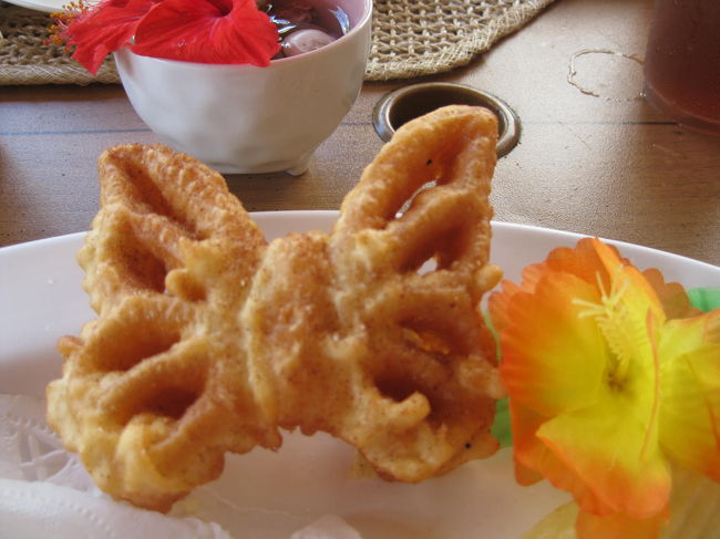 ハンバーガーの後は、<br />ココナッツ・キャンディや<br />フルーツ、デザートも。<br />