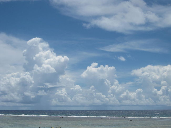 いい感じに晴れてきて海を満喫。<br /><br />帰る頃に失敗が発覚！<br /><br />この夏から我が家に導入した<br />「長袖！」ラッシュガードに<br />「よしよし、日焼けどめは顔にし〜っかり塗ったしね。」<br />「足はまぁ、ちょっと位焼けて黒いほうが細く見えていいし〜」なんて・・・<br />油断していたら、<br />手首から先と脚全体が真っ赤っかっかに〜！<br />日焼け止め、ちゃんとぬっとけばヨカッタ〜〜！<br /><br />数年振りでまともな日焼けをしてしまった私は、<br />完全にやけどの状態。<br /><br />「なめんなよ、グアムの紫外線！」<br /><br />(+_+)このセリフを忘れていました。<br />グアムにいる間中イタタタ・・・<br />寝返りもイタタタ・・・シャワーもイタタタ・・<br />辛かったっ！<br /><br />※すでに日本の海やプールでじわじわと<br />焼き続けてきてた子供たちは、<br />キレイにこんがり、<br />余裕の小麦色でした。<br /><br />今、日本で、かゆかゆ黒太ももと<br />消えないこんがり黒手袋の私です。