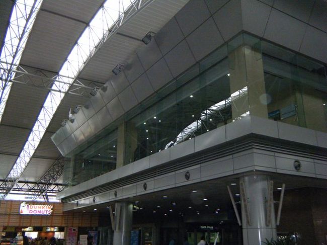 KLセントラル駅3Fのプレミアムラウンジ(一等車乗客専用)です。<br />と、言ってもソファーとテレビがあるだけです。<br />あと、ホームへの専用エレベータがあります。<br /><br />