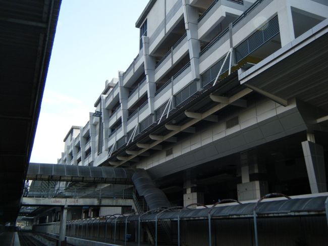 8時過ぎ、早めにホームへ。<br /><br />ホームから新駅舎を撮影。